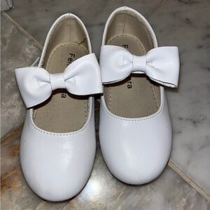 Adorable Felix & Flora toddler girl white dress shoes size 8.